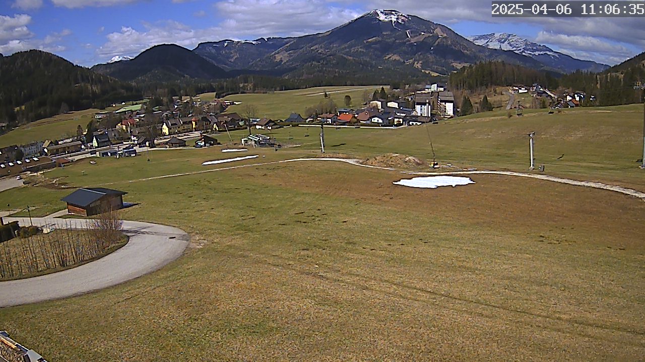 Im Vordergrund Zuckerwiese (Landeplatz von der Bürgeralpe), mittig die Landebahn des Flugplatzes Mariazell, dahinter die Gemeindealpe